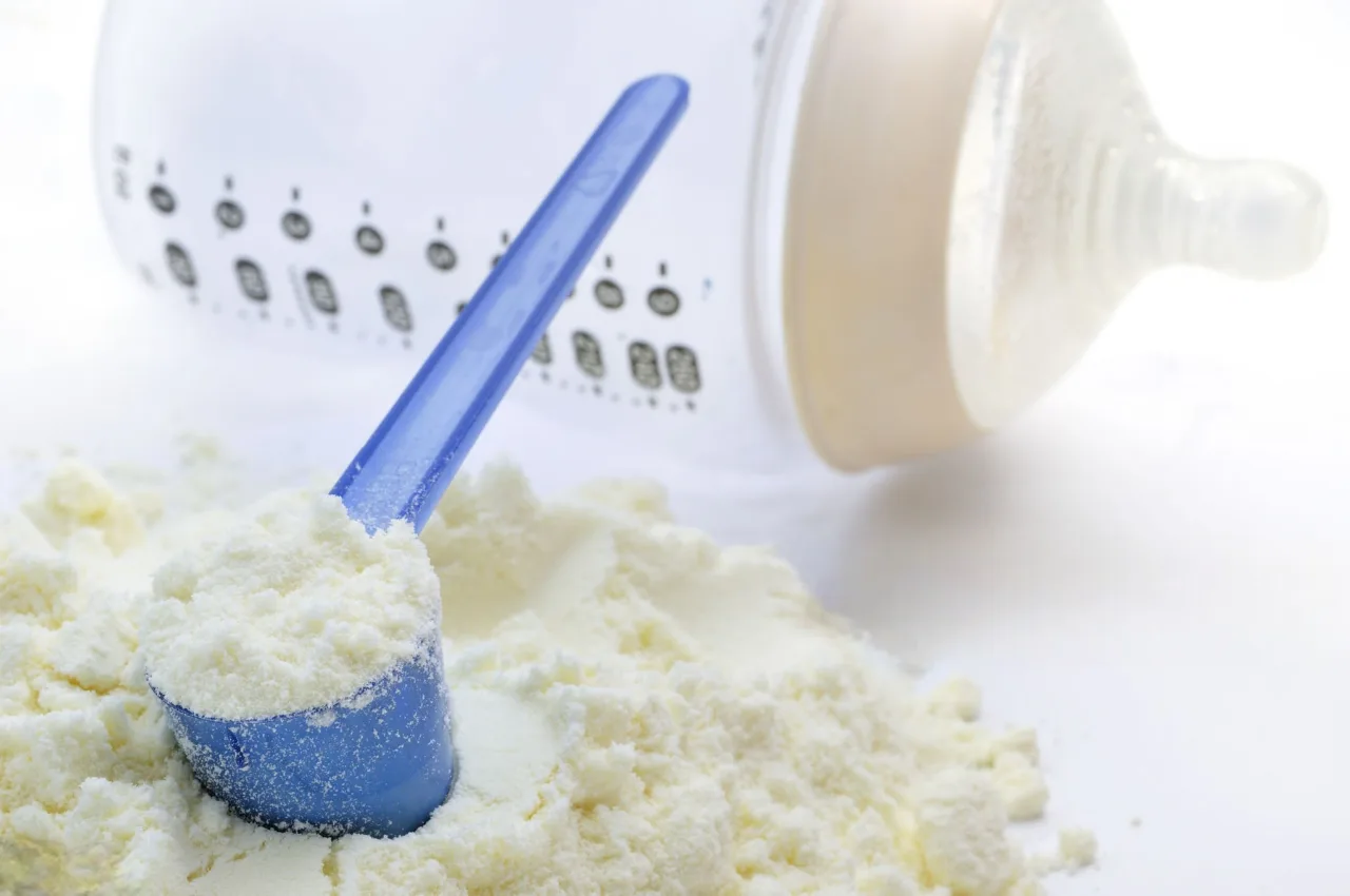 Milk powder with dosing scoop
