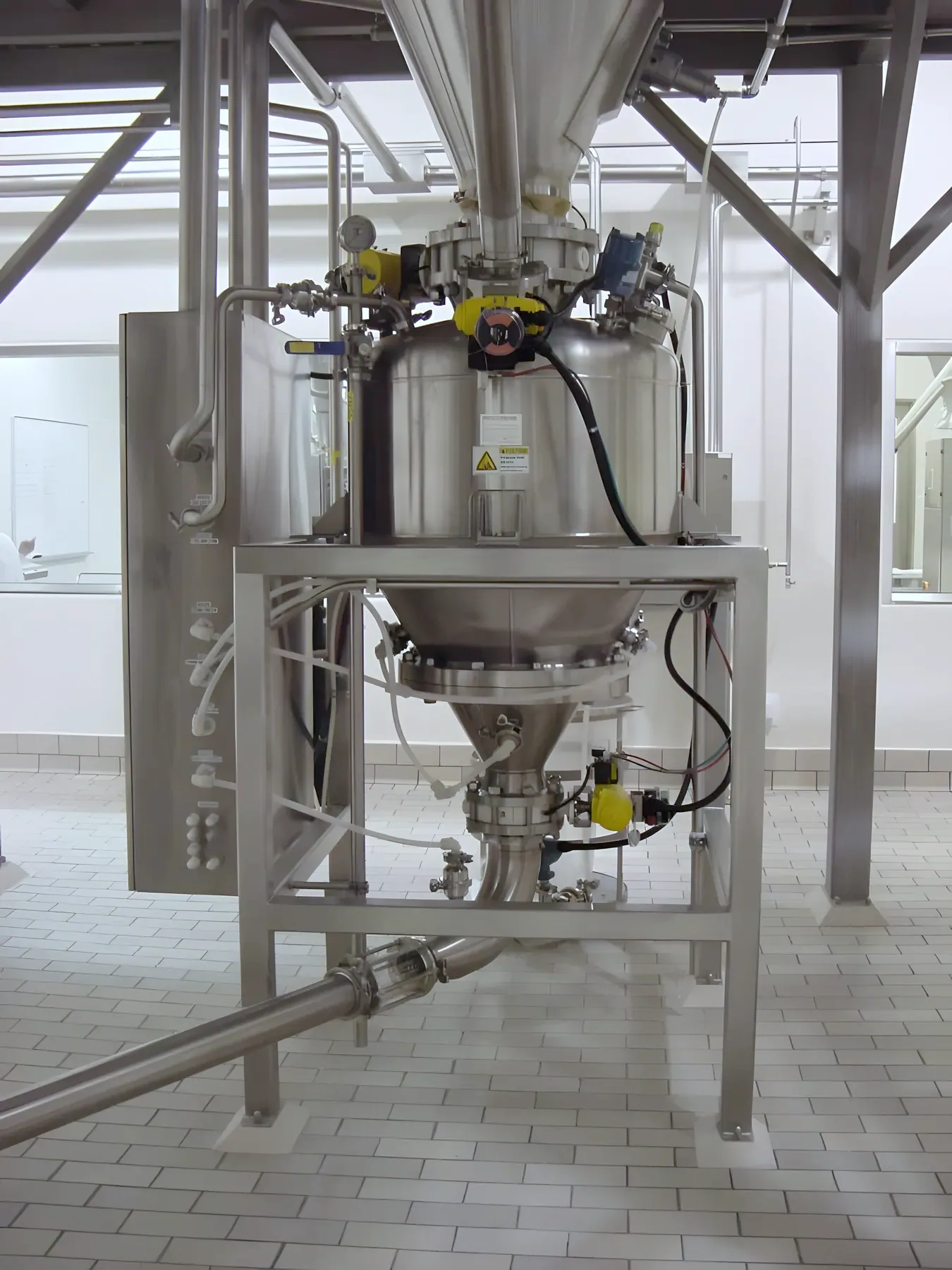 A TLG pneumatic conveying pressure vessel on its support frame